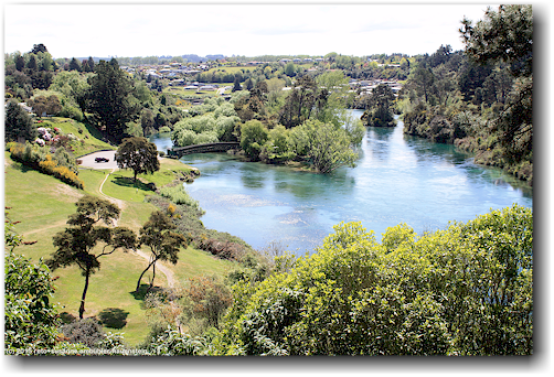 blick von der absprung-plattform auf den waikato river bei taupo