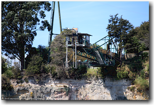absprung-plattform ueber dem waikato river bei taupo