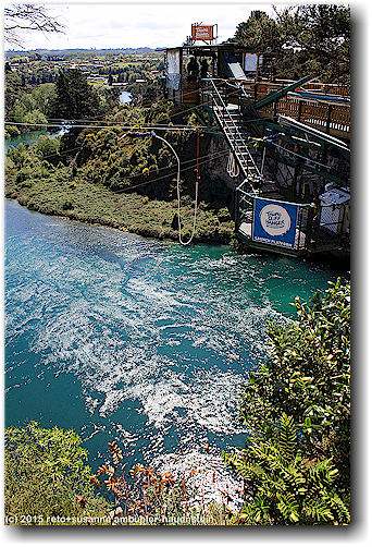 absprung-plattform ueber dem waikato river bei taupo