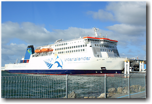 interislander faehre im hafen von wellington