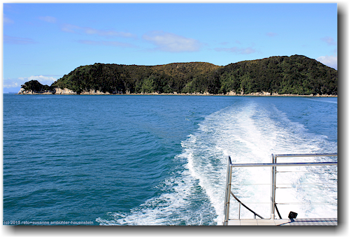 adele island und kielwasser des sea shuttle im abel tasman national park