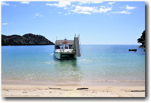 sea shuttle an der medlands beach im abel tasman national park