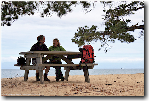 reto und susanne beim picknick in der apple tree bay im abel tasman national park