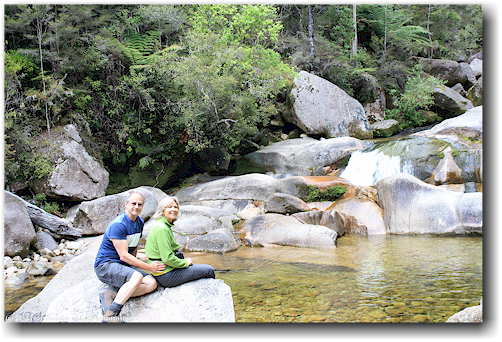 reto und susanne am cleopatras pool im abel tasman national park
