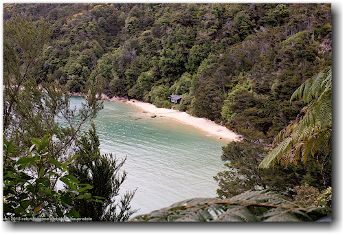 blick vom yellow point auf haus an der stilwell bay im abel tasman national park