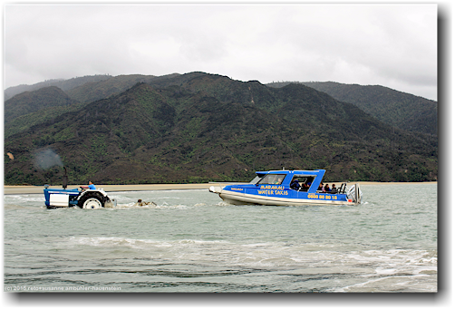 wassern des aqua taxi am strand von marahau