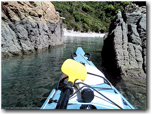 felsspalte beim abel tasman point bei pohara