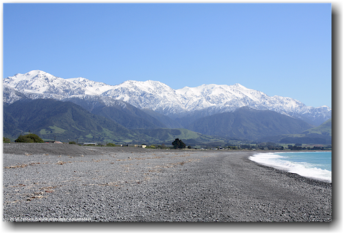 kiesstrand und frisch verschneite berge bei kaikoura