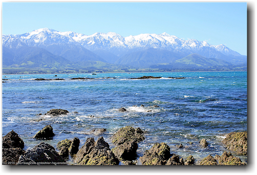 kueste und schneebedeckte berge bei kaikoura