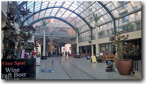 shopping mall mit tramgeleise in christchurch