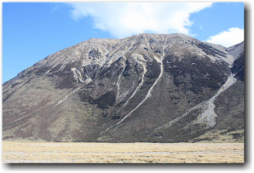 blick auf berglandschaft aus dem tranzalpin auf der fahrt von arthur's pass nach christchurch