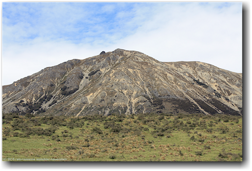blick auf berglandschaft aus dem tranzalpin auf der fahrt von christchurch nach arthur's pass