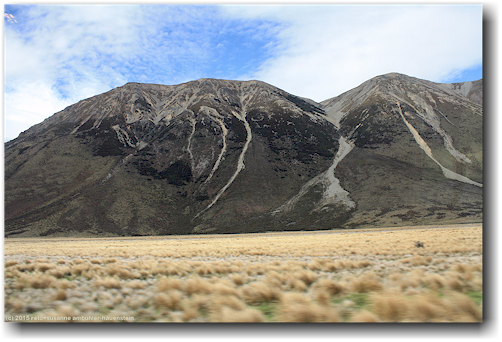 blick auf berglandschaft aus dem tranzalpin auf der fahrt von christchurch nach arthur's pass