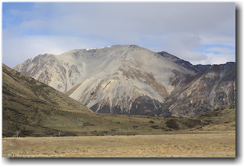 blick auf berglandschaft aus dem tranzalpin auf der fahrt von christchurch nach arthur's pass