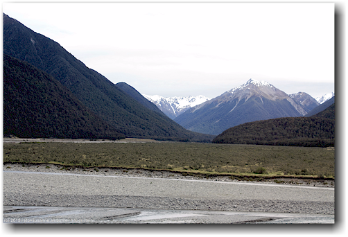 blick auf berglandschaft aus dem tranzalpin auf der fahrt von christchurch nach arthur's pass