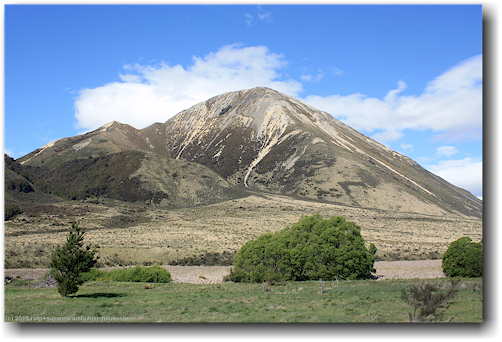 blick auf berglandschaft aus dem tranzalpin auf der fahrt von arthur's pass nach christchurch