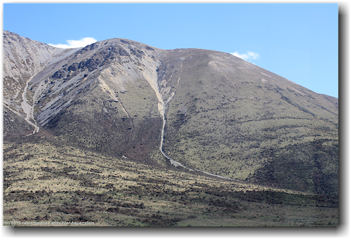 blick auf berglandschaft aus dem tranzalpin auf der fahrt von arthur's pass nach christchurch
