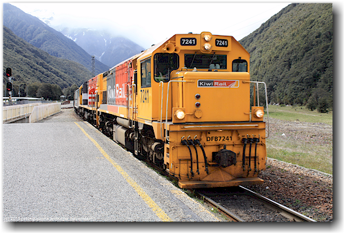 diesel-lokomotiven des kiwi scenice train tranzalpin auf dem arthur's pass