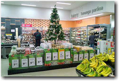 christbaum in lebensmittelgeschaeft in oamaru