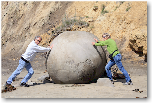 reto und susanne mit rollstein bei den moeraki boulders an der koekohe beach an der otago kueste