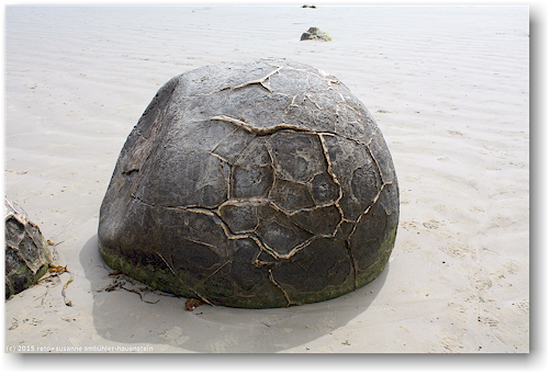 moeraki boulders - rollstein an der koekohe beach an der otago kueste