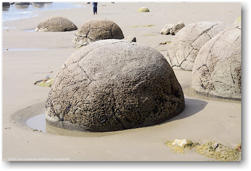 moeraki boulders - rollstein an der koekohe beach an der otago kueste
