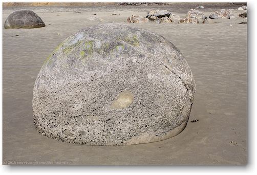 moeraki boulders - rollstein an der koekohe beach an der otago kueste
