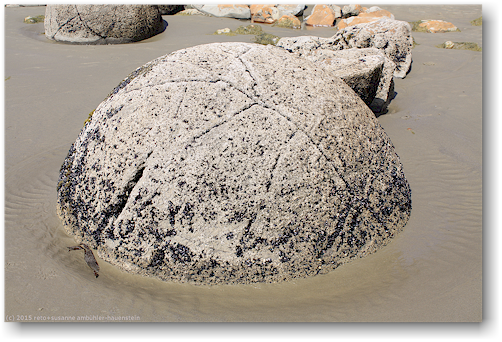 moeraki boulders - rollsteine an der koekohe beach an der otago kueste