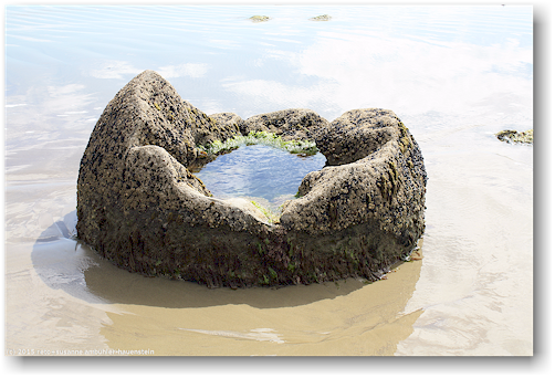 zerfallener rollstein bei den moeraki boulders an der koekohe beach an der otago kueste