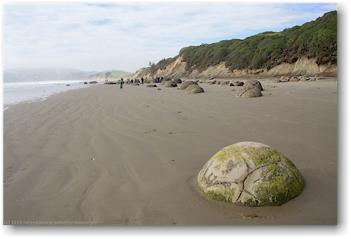 sandstrand mit moeraki boulders an der koekohe beach an der otago kueste