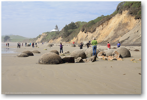 sandstrand mit moeraki boulders an der koekohe beach an der otago kueste