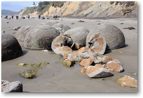 sandstrand mit moeraki boulders an der koekohe beach an der otago kueste