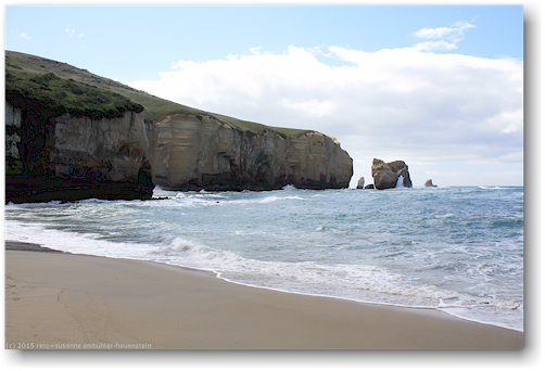 sandstrand an der tunnel beach bei dunedin
