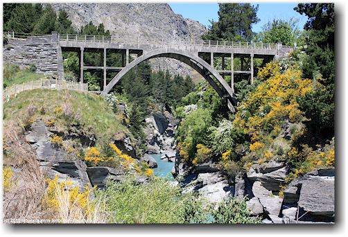 bruecke ueber den shotover river bei arthur's point