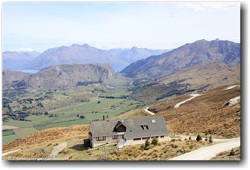 blick vom coronet peak auf die passstrasse und den lake wakatipu