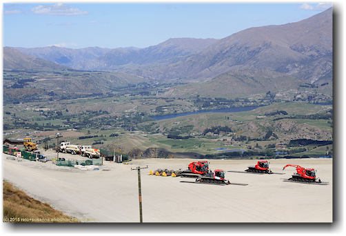 pistenfahrzeuge im skigebiet auf dem coronet peak