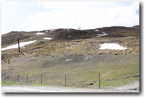 sessellift und pisten im skigebiet auf dem coronet peak
