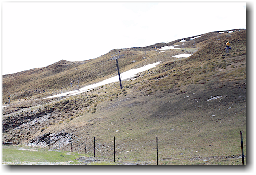 sessellift und pisten im skigebiet auf dem coronet peak