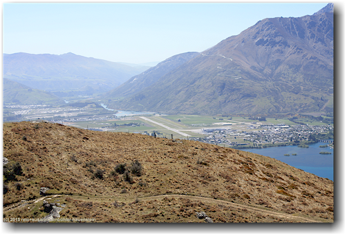 blick vom queenstown hill auf den flugplatz von queenstown