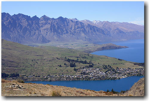 blick vom queenstown hill auf den oestlichen teil des lake wakatipu, den ort und die berge remarkables