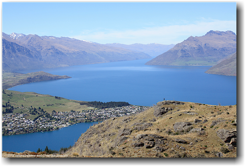 blick vom queenstown hill auf den stlichen teil des lake wakatipu und den ort remarkables