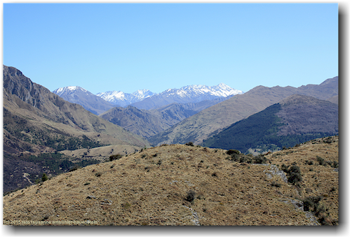 blick vom queenstown hill auf die verschneiten berge