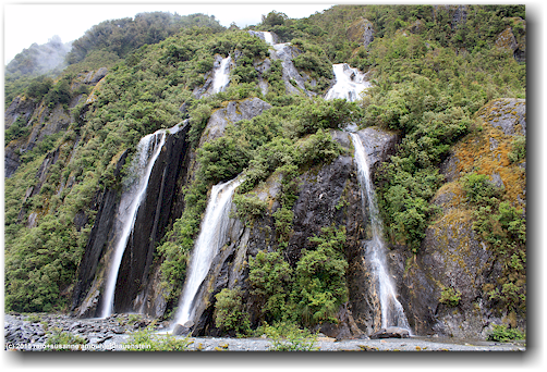 wasserfall auf dem weg zum franz josef glacier