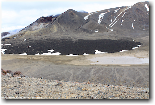 tongariro alpine crossing track: lavafeld im central crater