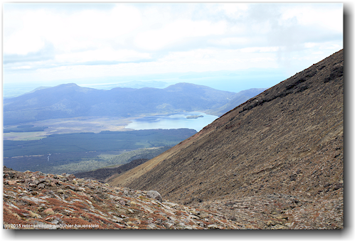 tongariro alpine crossing track: blick vom rand des central crater richtung lake rotoaira