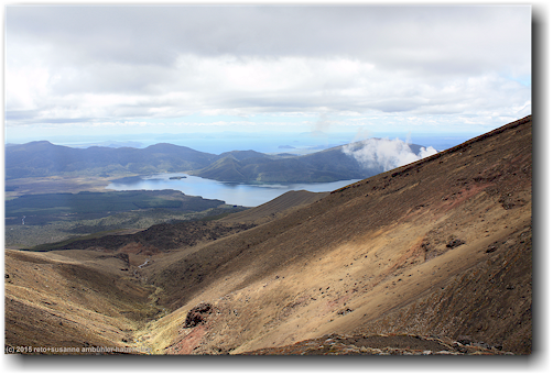 tongariro alpine crossing track: blick richtung lake rotoaira