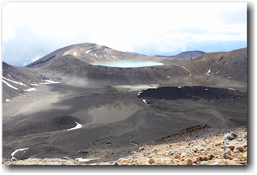 tongariro alpine crossing track: blick auf den blue lake waehrend dem aufstieg auf den mount tongariro