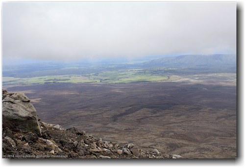 tongariro alpine crossing track: blick vom mount tongariro auf die ebene im nordwesten