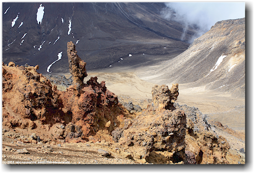 tongariro alpine crossing track: bizarre gesteinsformationen am mount tongariro