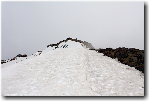 tongariro alpine crossing track: schneebedeckter gipfel des mount tongariro